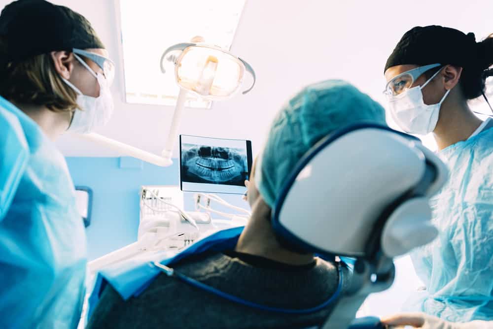 What is the Difference Between an Oral Surgeon and a Dentist?